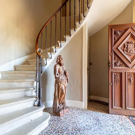 Chateau La Haye Wine Estate - Sleeps 12 Feriehus